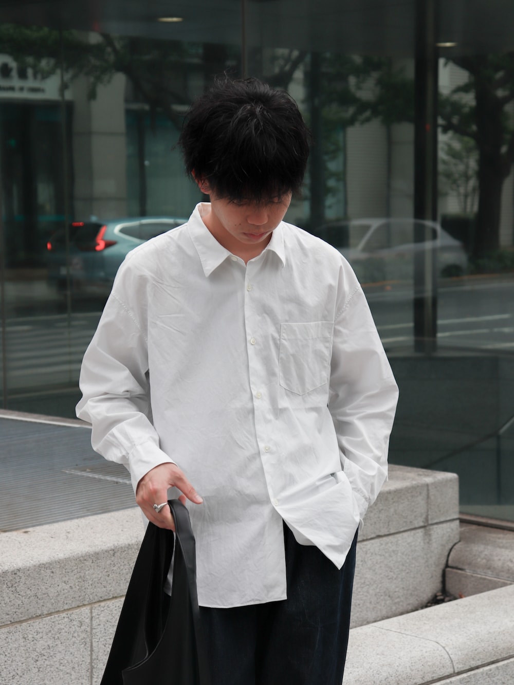 「秋っぽコーデ更新中、ワイドパンツ、スニーカー、秋コーデ、デニム、シャツスタイル、白シャツ、ワイドデニム、黒スニーカー、休日コーデ、秋服、シンプル、きれいめ」｜「chucllaのワンウォッシュ ワイドデニムパンツ chw23a077（デニムパンツ、ブルー系）」を使った、Laitoさん（メンズ・169cm）の秋コーディネートの3枚目の写真