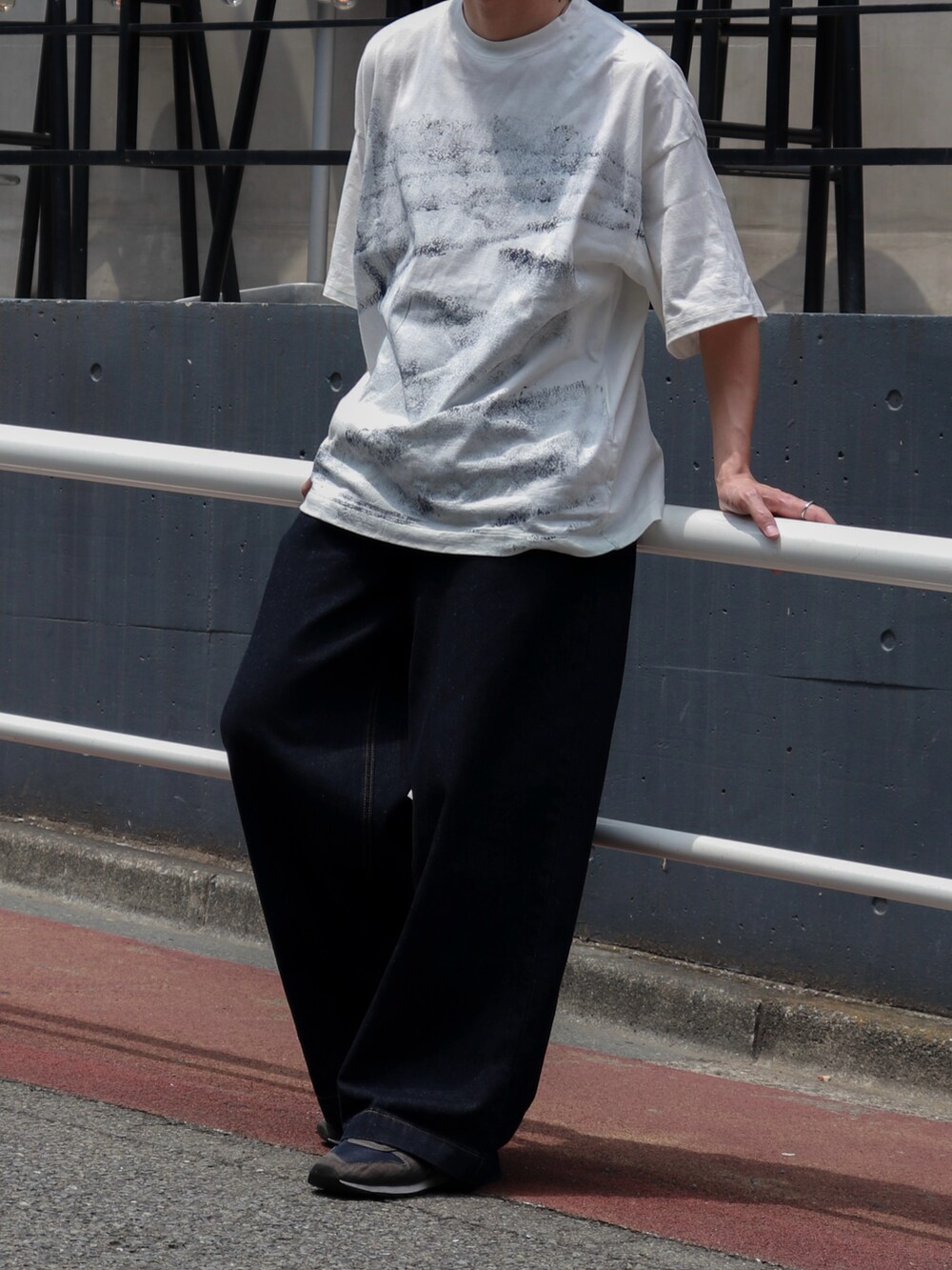 「シンプル、スラックス、スニーカー、デニム、休日スタイル、きれいめカジュアル、白Tシャツ」｜「chucllaのワンウォッシュ ワイドデニムパンツ chw23a077（デニムパンツ、ブルー系）」を使った、Laitoさん（メンズ・169cm）の夏コーディネートの5枚目の写真