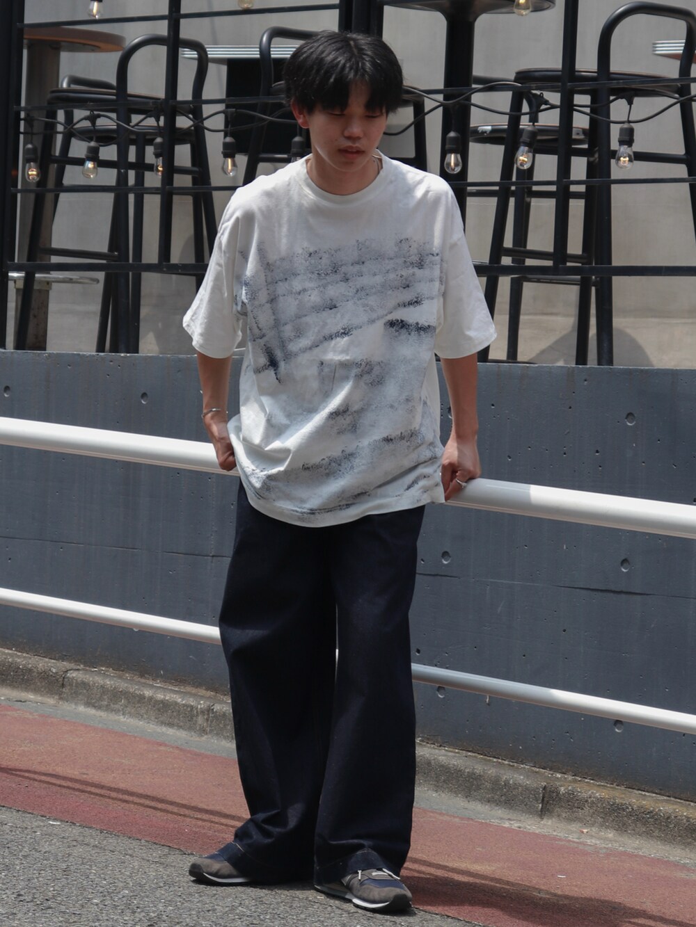 「シンプル、スラックス、スニーカー、デニム、休日スタイル、きれいめカジュアル、白Tシャツ」｜「chucllaのワンウォッシュ ワイドデニムパンツ chw23a077（デニムパンツ、ブルー系）」を使った、Laitoさん（メンズ・169cm）の夏コーディネートの3枚目の写真