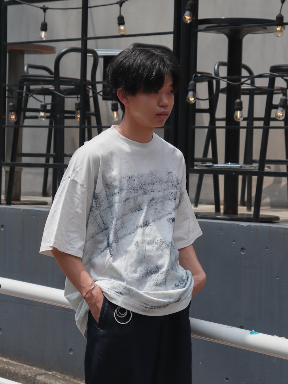 「シンプル、スラックス、スニーカー、デニム、休日スタイル、きれいめカジュアル、白Tシャツ」｜「chucllaのワンウォッシュ ワイドデニムパンツ chw23a077（デニムパンツ、ブルー系）」を使った、Laitoさん（メンズ・169cm）の夏コーディネートの2枚目の写真