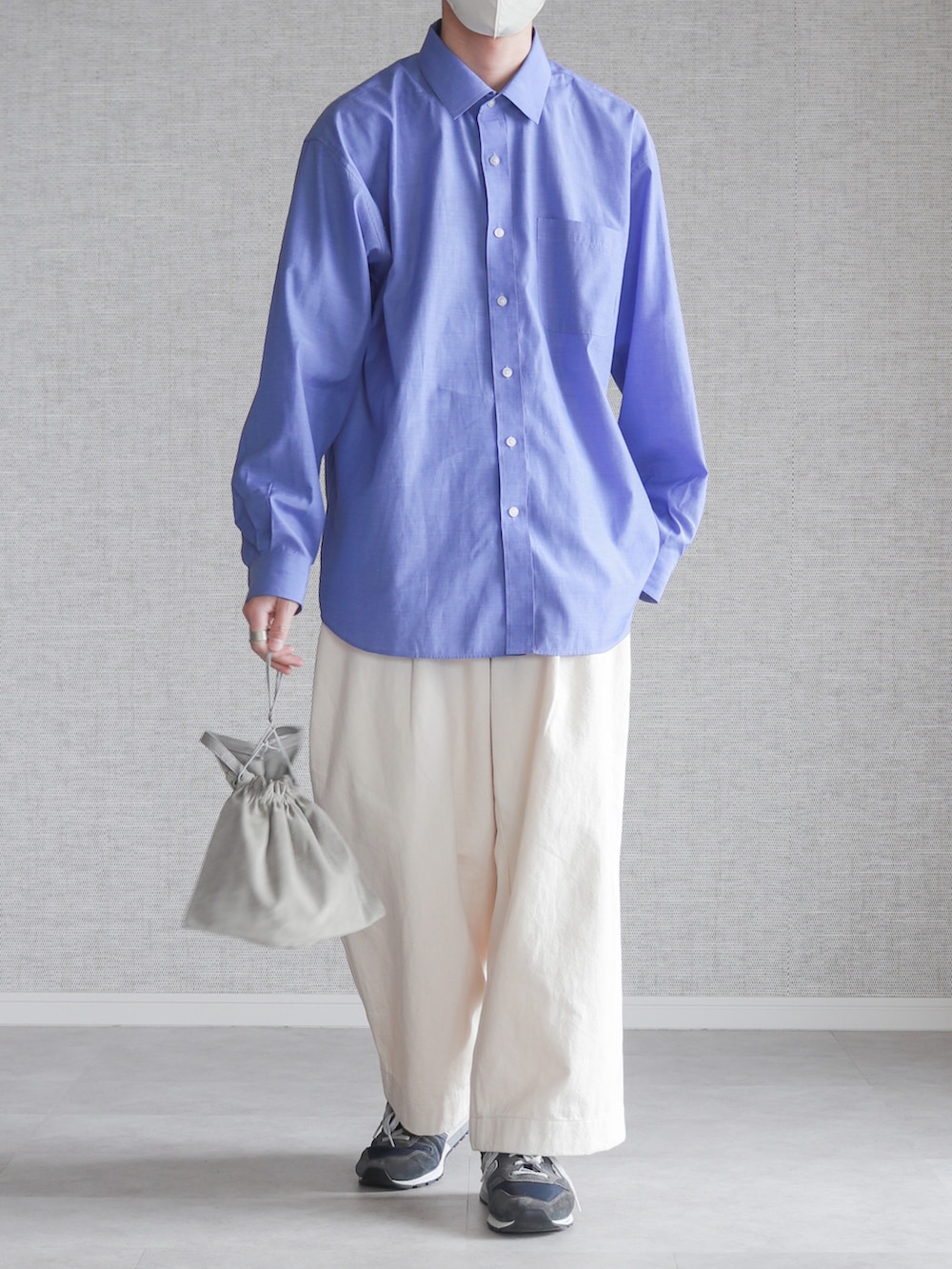 グレー系のショルダーバッグ、ブルー系のシャツ/ブラウス、ホワイト系のデニムパンツを着用したメンズの春コーディネートの2枚目の写真