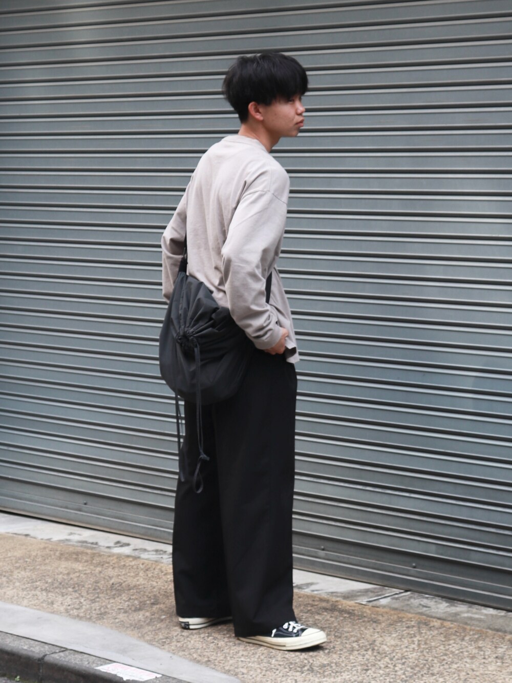 「お出かけコーデ、デートコーデ、プチプラ、春夏コーデ、ロンT、スラックス、休日スタイル、シンプルコーデ」｜「WYM LIDNMの【WYM LIDNM】HEAVY WEIGHT OVERSIZED LS-TEE（Tシャツ/カットソー、ベージュ系）」を使った、Laitoさん（メンズ・169cm）の春コーディネートの2枚目の写真
