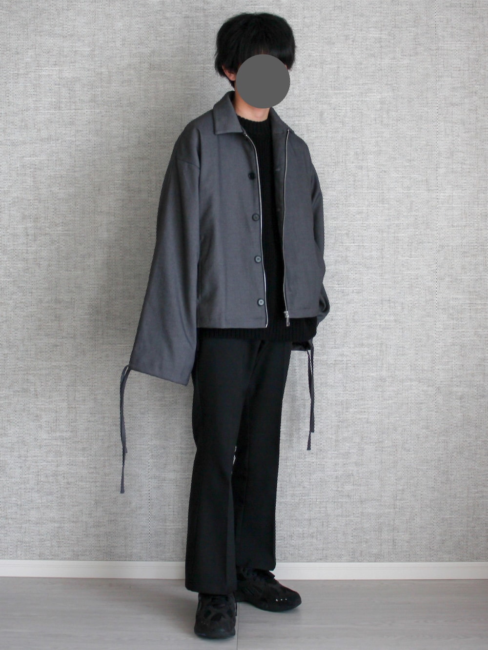 「冬コーデ、モノトーン、スニーカーコーデ、GU、モード、フレアパンツ、シンプルコーデ、モノトーンコーデ、CASPER JOHN、Adoonplain」|「GUのローゲージワイドフィットクルーネックセーター(長袖)(ニット/セーター、ブラック系)」を使った、Laitoさん(メンズ・169cm)の冬コーディネートの2枚目の写真