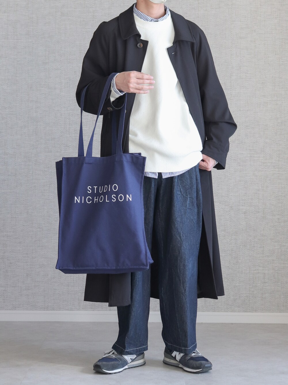 「remerのloose soutien collar long coat/ルーズステンカラーコート（ステンカラーコート、ブラック系）」を使った、Laitoさん（メンズ・169cm）の冬コーディネートの2枚目の写真