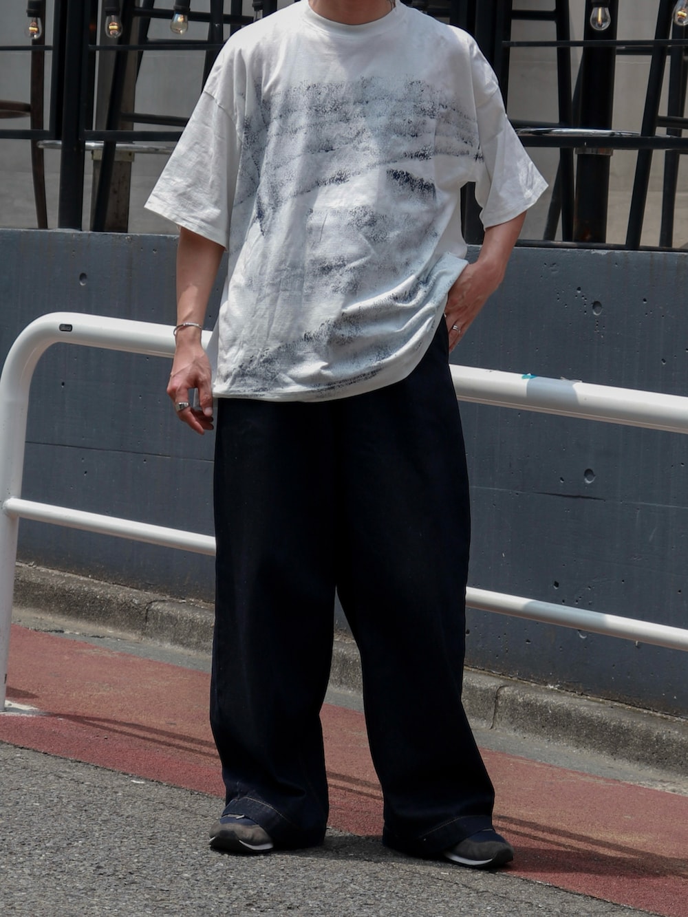 「シンプル、スラックス、スニーカー、デニム、休日スタイル、きれいめカジュアル、白Tシャツ」｜「chucllaのワンウォッシュ ワイドデニムパンツ chw23a077（デニムパンツ、ブルー系）」を使った、Laitoさん（メンズ・169cm）の夏コーディネートの4枚目の写真