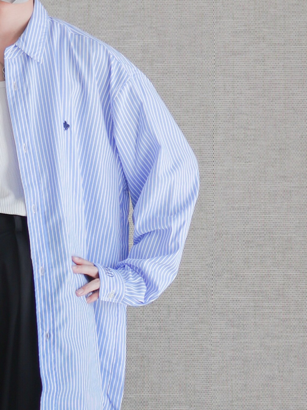 「ストライプシャツ、ハーフパンツ、nautica、confirm、ニューバランス、アーチロゴ、春夏コーデ、スニーカーコーデ、初夏コーデ」|「ILL'Sの23SS ツイル / デニム シェフショーツ シェフパンツ ハーフパンツ【ILL'S 】(デニムパンツ、ホワイト系)」を使った、Laitoさん(メンズ・169cm)の春コーディネートの2枚目の写真