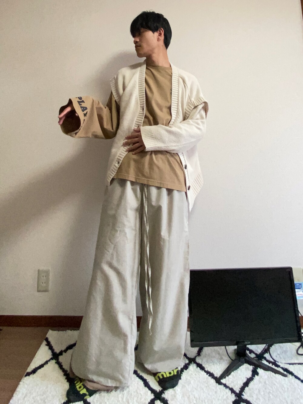 ベージュ系のTシャツ/カットソー、ベージュ系のパンツを着用したメンズの春コーディネートの2枚目の写真