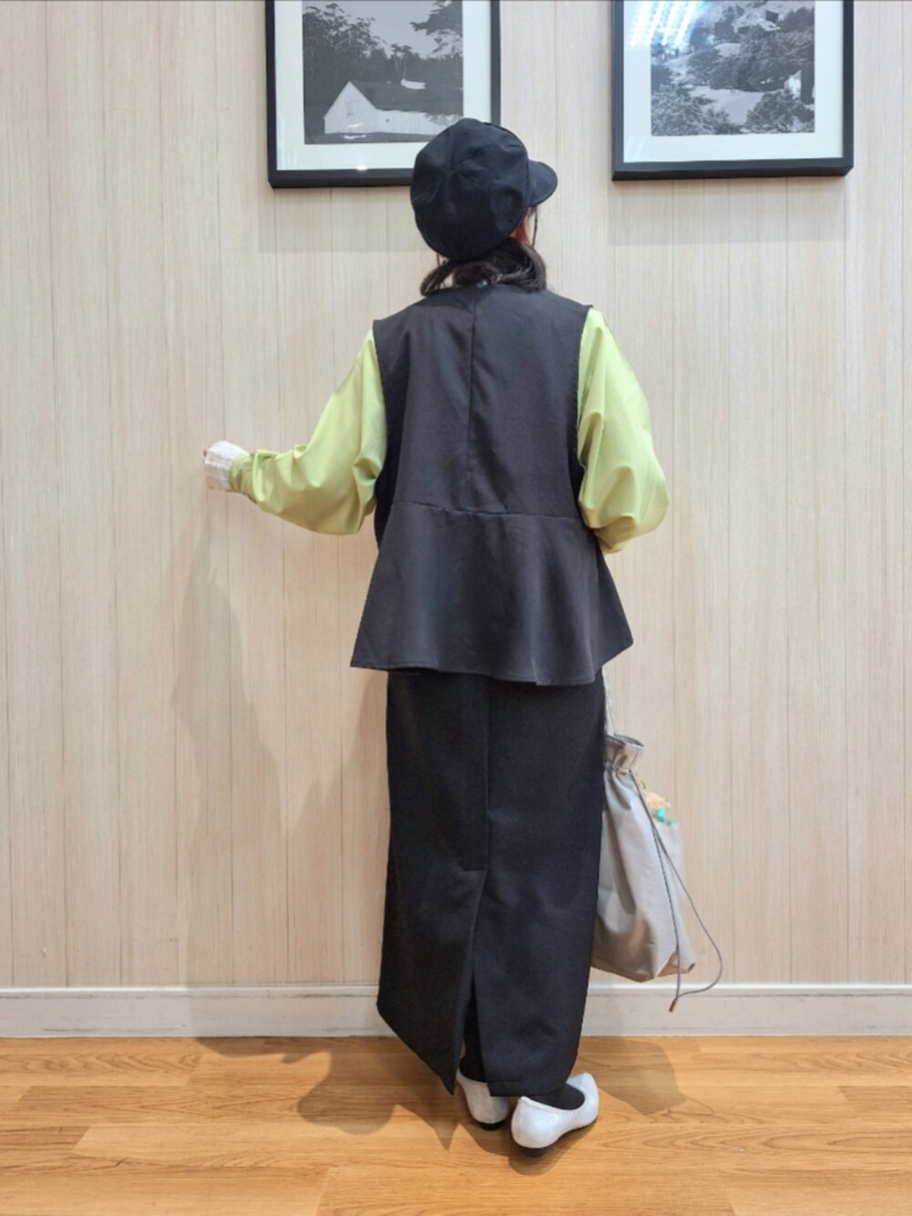 ブラック系のベスト、ホワイト系のTシャツ/カットソー、グリーン系のシャツ/ブラウスを着用したレディースの春コーディネートの3枚目の写真