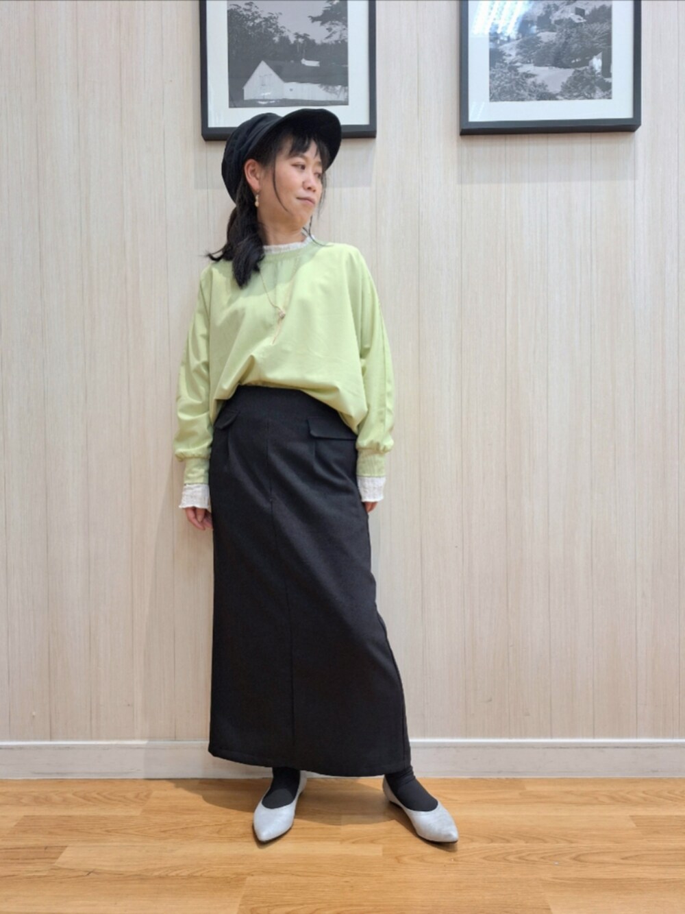 ブラック系のベスト、ホワイト系のTシャツ/カットソー、グリーン系のシャツ/ブラウスを着用したレディースの春コーディネートの4枚目の写真