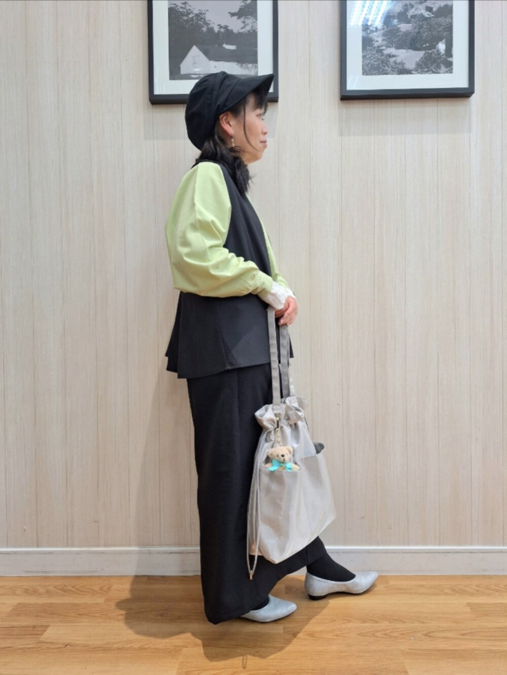 ブラック系のベスト、ホワイト系のTシャツ/カットソー、グリーン系のシャツ/ブラウスを着用したレディースの春コーディネートの2枚目の写真