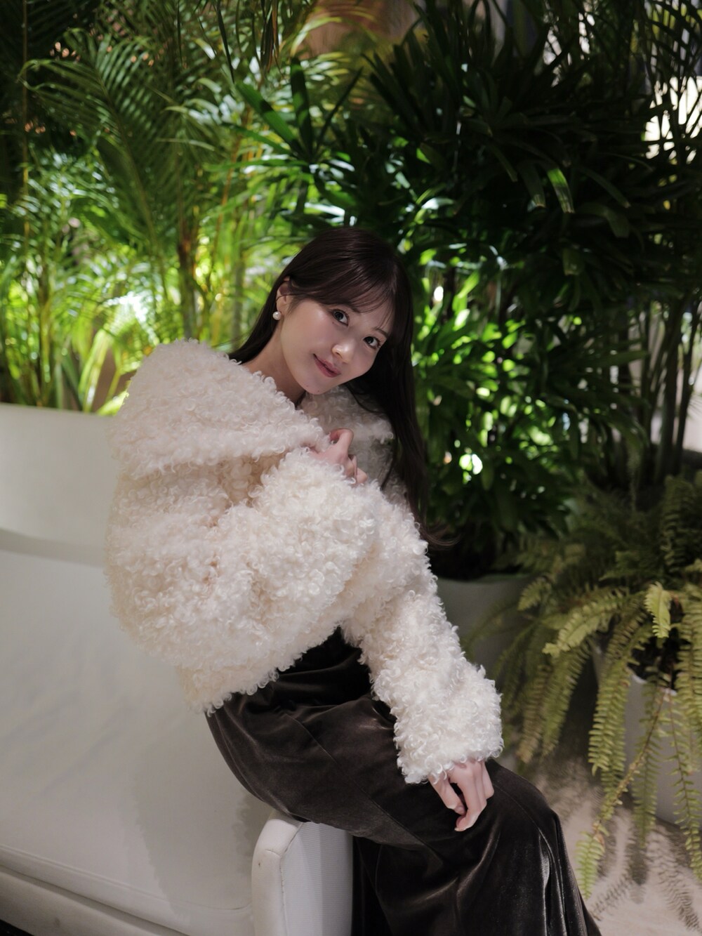 「大人コーデ、ホワイトコーデ、クリスマスに着たい服、ファーコート、低身長コーデ、低身長、152cm、ベロアワンピース、ベロア、秋冬コーデ」｜「Luanの【Luan】プードルファーコート（その他アウター、ホワイト系）」を使った、黒田りこ【低身長コーデ】さん（レディース・152cm）の冬コーディネートの3枚目の写真