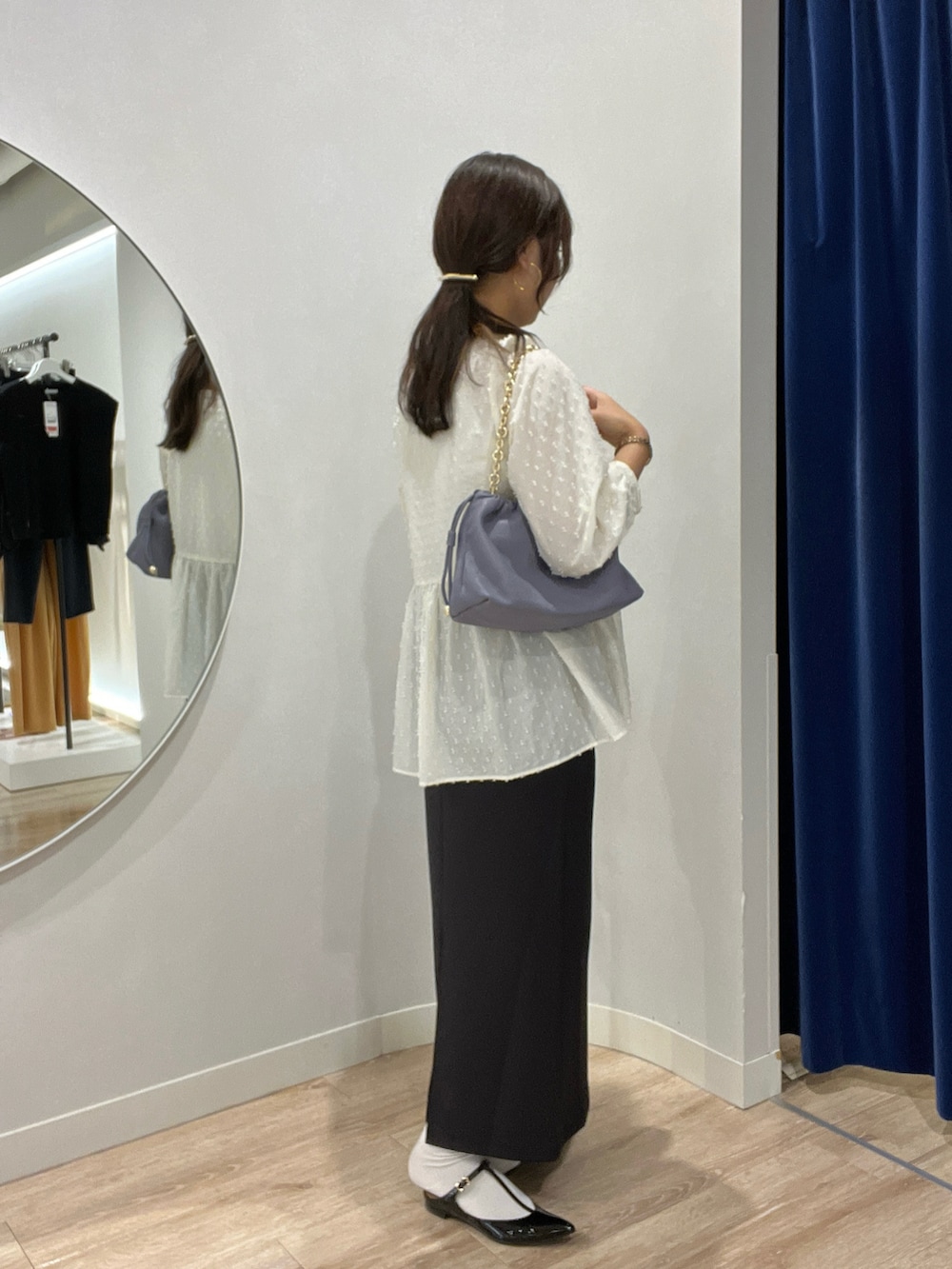 ホワイト系のシャツ/ブラウス、パープル系のショルダーバッグ、ブラック系のスカートを着用したレディースの夏コーディネートの4枚目の写真