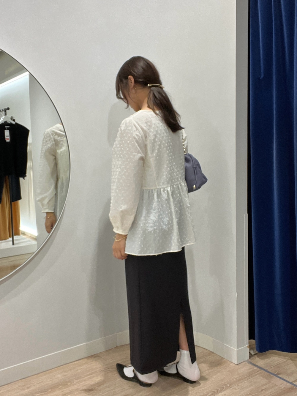 ホワイト系のシャツ/ブラウス、パープル系のショルダーバッグ、ブラック系のスカートを着用したレディースの夏コーディネートの5枚目の写真