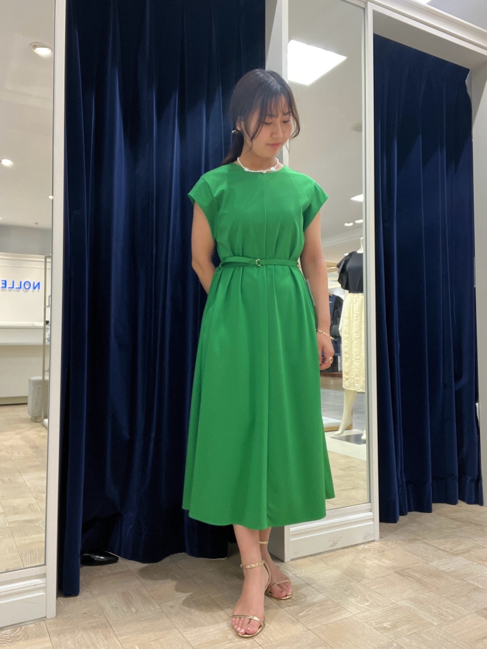 グリーン系のワンピースを着用したレディースの夏コーディネートの3枚目の写真