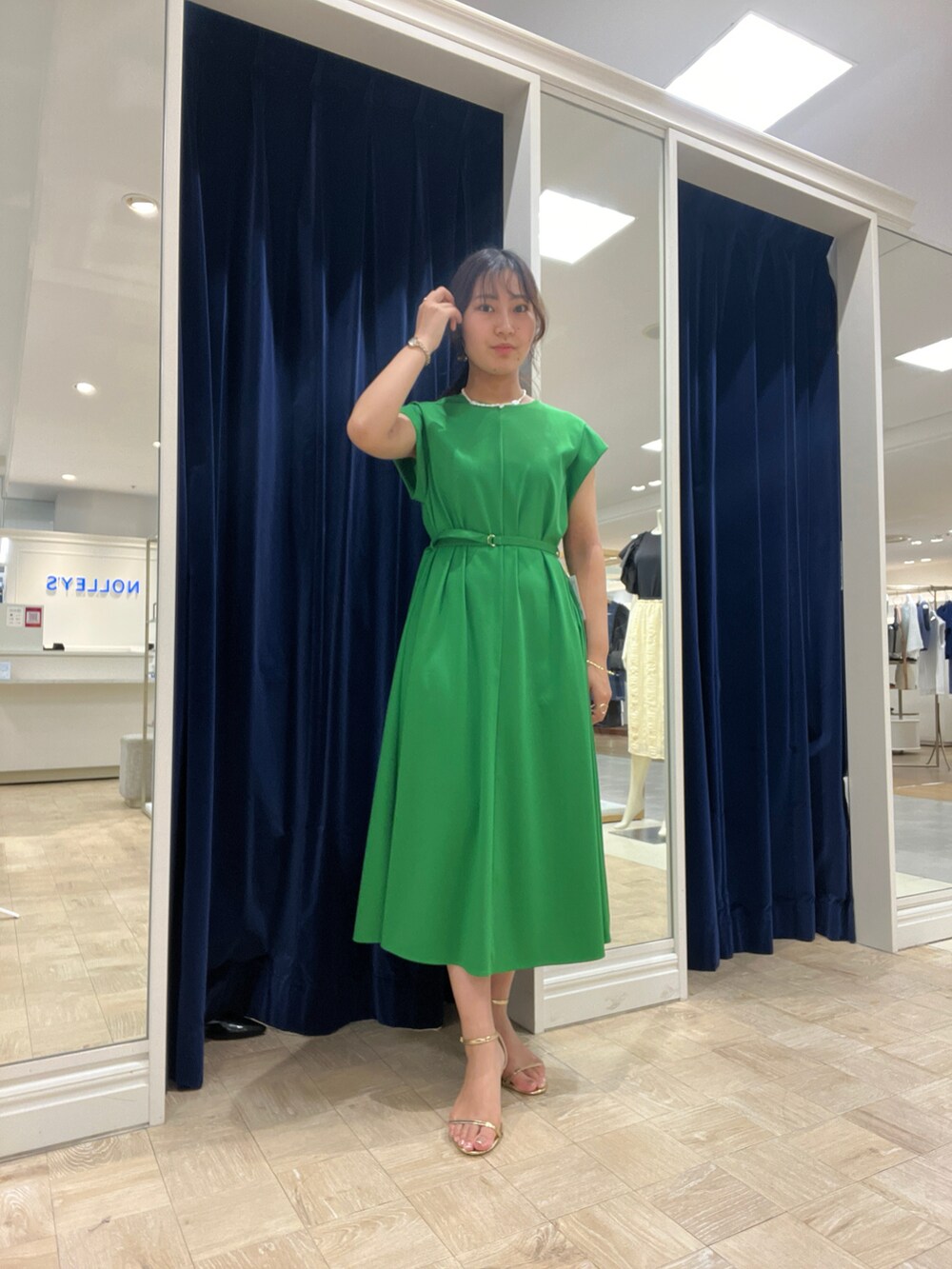 グリーン系のワンピースを着用したレディースの夏コーディネートの2枚目の写真
