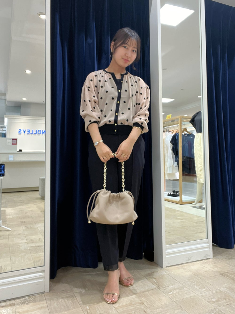 イエロー系のカーディガン/ボレロ、ブラック系のその他パンツ、ベージュ系のショルダーバッグを着用したレディースの夏コーディネートの3枚目の写真