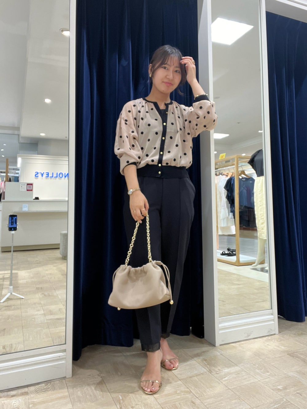 イエロー系のカーディガン/ボレロ、ブラック系のその他パンツ、ベージュ系のショルダーバッグを着用したレディースの夏コーディネートの4枚目の写真