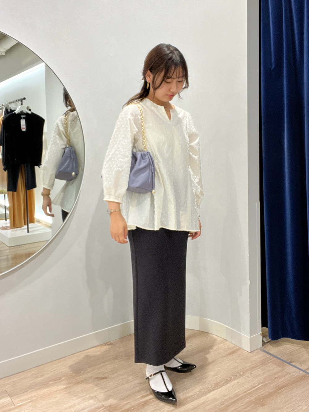 ホワイト系のシャツ/ブラウス、パープル系のショルダーバッグ、ブラック系のスカートを着用したレディースの夏コーディネートの3枚目の写真