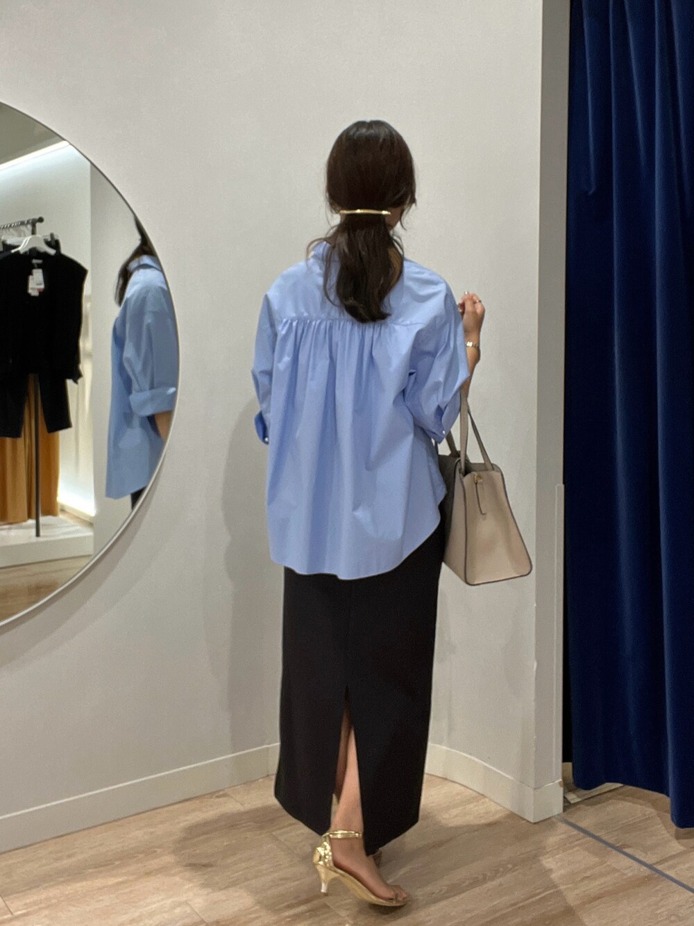 ブルー系のシャツ/ブラウス、ブラック系のスカートを着用したレディースの夏コーディネートの5枚目の写真