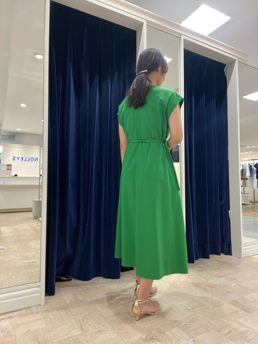 グリーン系のワンピースを着用したレディースの夏コーディネートの4枚目の写真