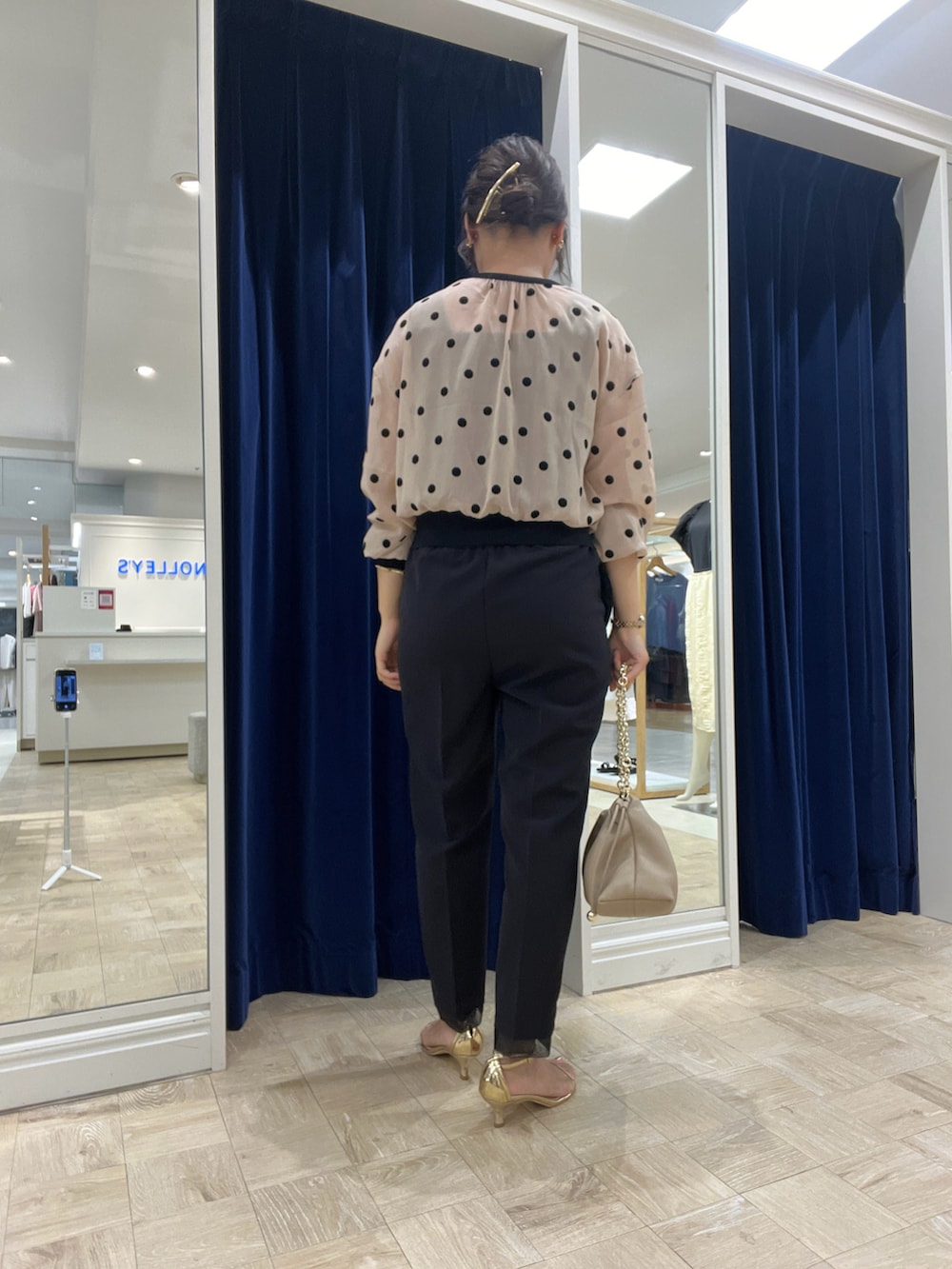 イエロー系のカーディガン/ボレロ、ブラック系のその他パンツ、ベージュ系のショルダーバッグを着用したレディースの夏コーディネートの5枚目の写真