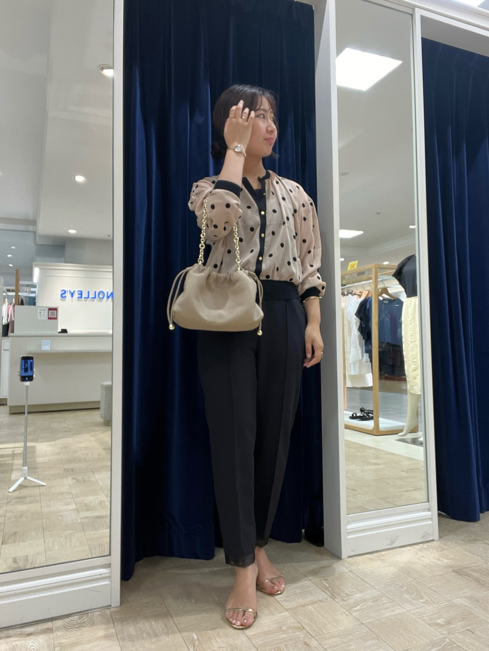 イエロー系のカーディガン/ボレロ、ブラック系のその他パンツ、ベージュ系のショルダーバッグを着用したレディースの夏コーディネートの2枚目の写真