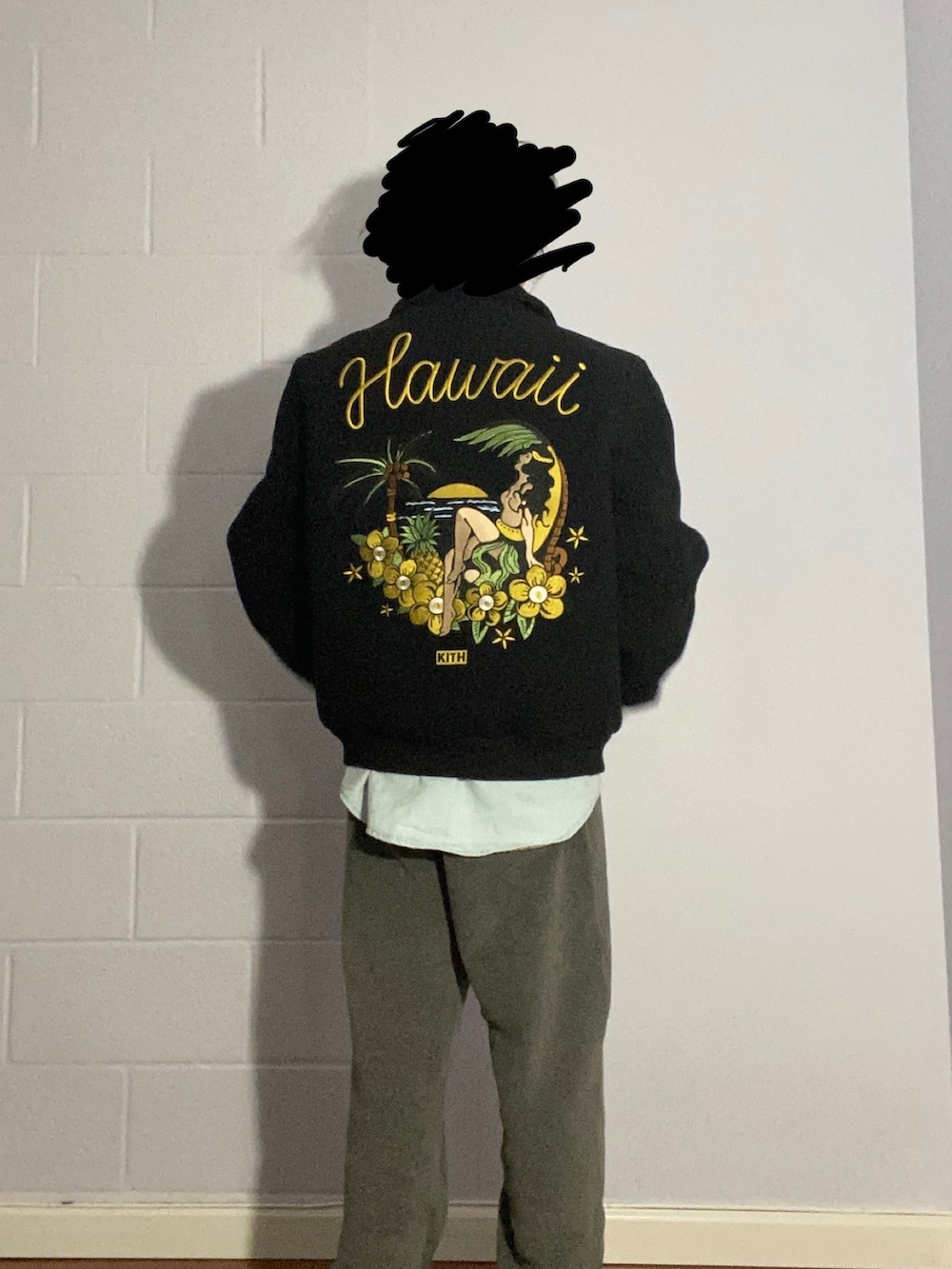 「ファッションを楽しもう、JW Anderson x UNIQLO、kith、hawaii、NIKE」｜「KITHのアイテム（ジャケット/アウター、ブラック系）」を使った、Kith Su Kithさん（メンズ・160cm）の秋コーディネートの2枚目の写真