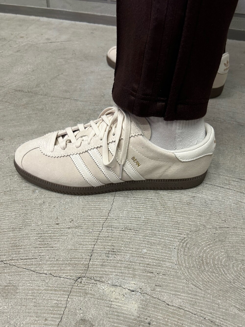 ブラウン系のその他パンツ、ホワイト系のポロシャツ、ホワイト系のシューズを着用したメンズの秋コーディネートの3枚目の写真