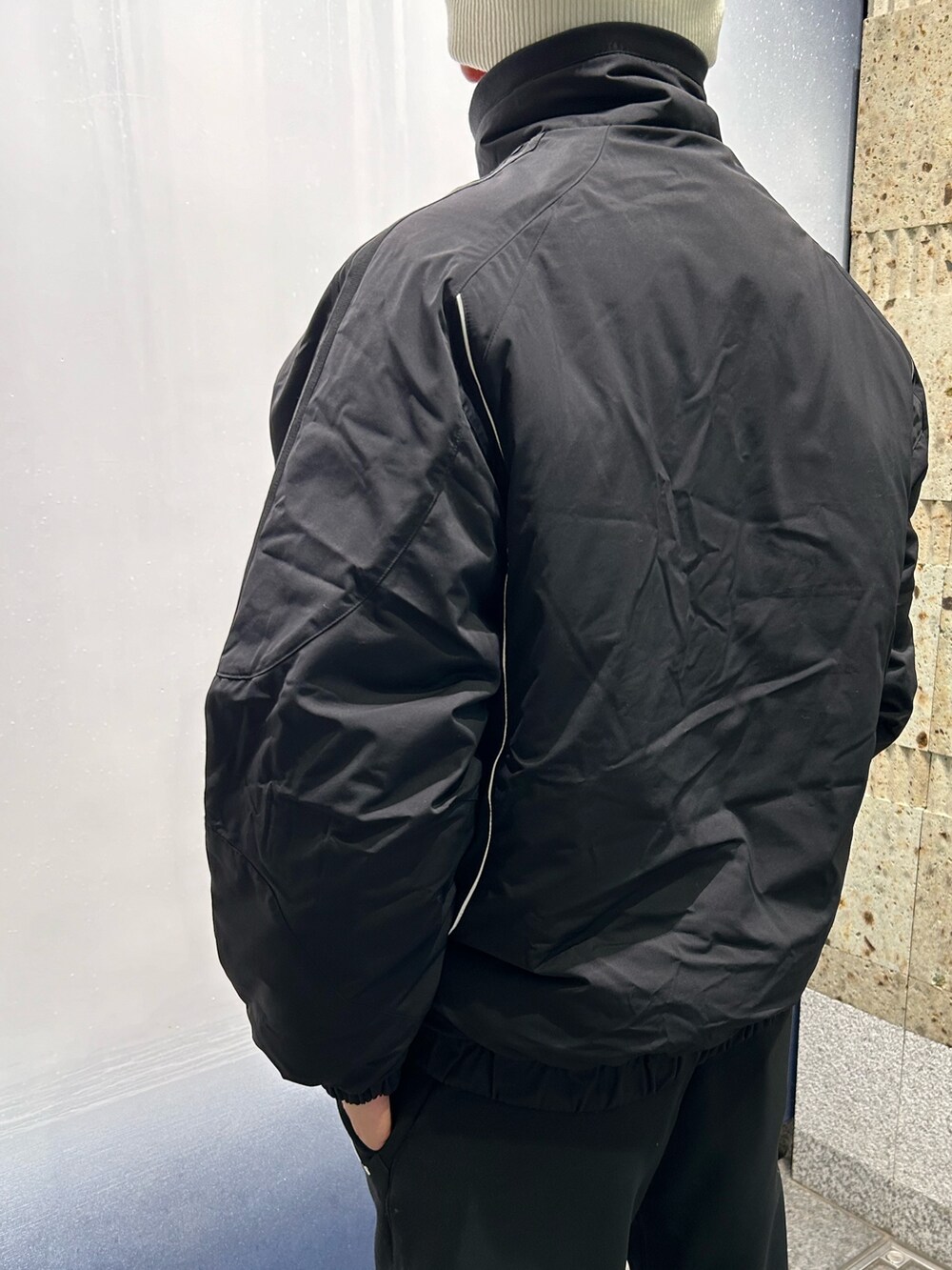 「ジャケット、アウター、adidas、ジャージ、スポーツウェア、アディダス、ビーニー、スリーストライプス、パデッドジャケット、X_PLR」｜「adidasのロゴ ビーニー（アクセサリー、ホワイト系）」を使った、OSさん（メンズ・183cm）の秋コーディネートの2枚目の写真