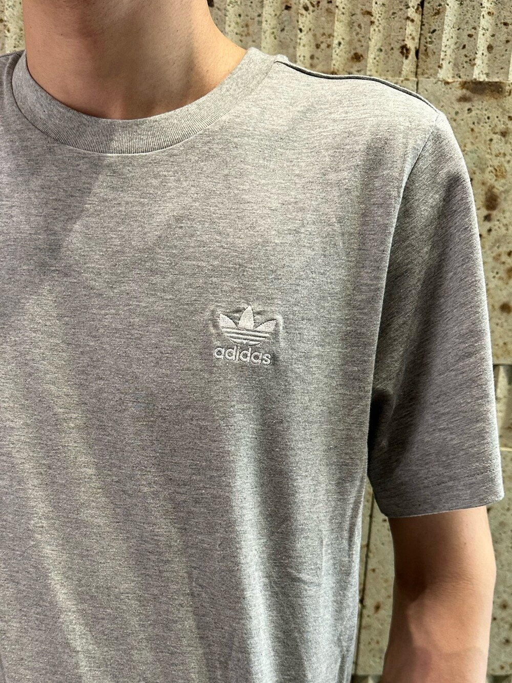 ブルー系のジャージ、グレー系のTシャツ/カットソー、ブルー系のその他パンツを着用したメンズの夏コーディネートの2枚目の写真