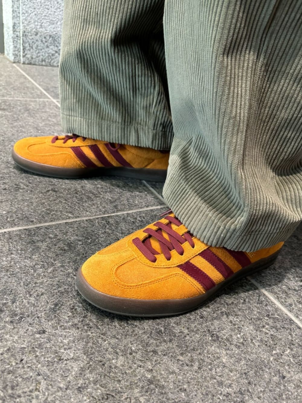 「Adidas、adidas、adidas originals、ストリートコーデ、コーデュロイパンツ、ガゼル」｜「adidasのカットライン ジャケット / アディダスオリジナルス adidas Originals（ナイロンジャケット、ブラック系）」を使った、OSさん（メンズ・183cm）の冬コーディネートの2枚目の写真