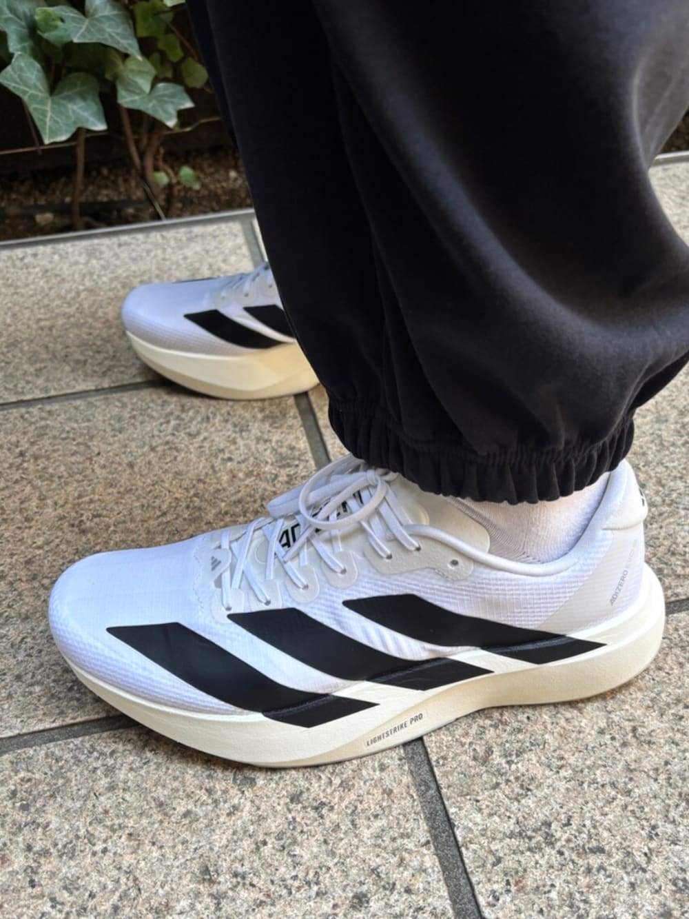 ホワイト系のスニーカー、ホワイト系のトップスを着用したメンズの冬コーディネートの2枚目の写真