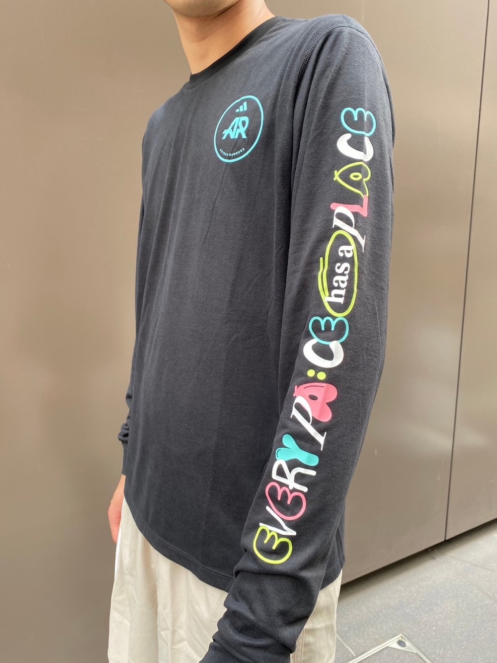 「スニーカー、adidas、アディダス、ショーツ、ランニング、長袖Tシャツ、パフォーマンス、アディゼロ、タイツ・レギンス、4DFWD」｜「adidasのオウン ザ ラン adidas Runners 長袖Tシャツ（ジェンダーニュートラル）（トップス、ブラック系）」を使った、OSさん（メンズ・183cm）の夏コーディネートの2枚目の写真