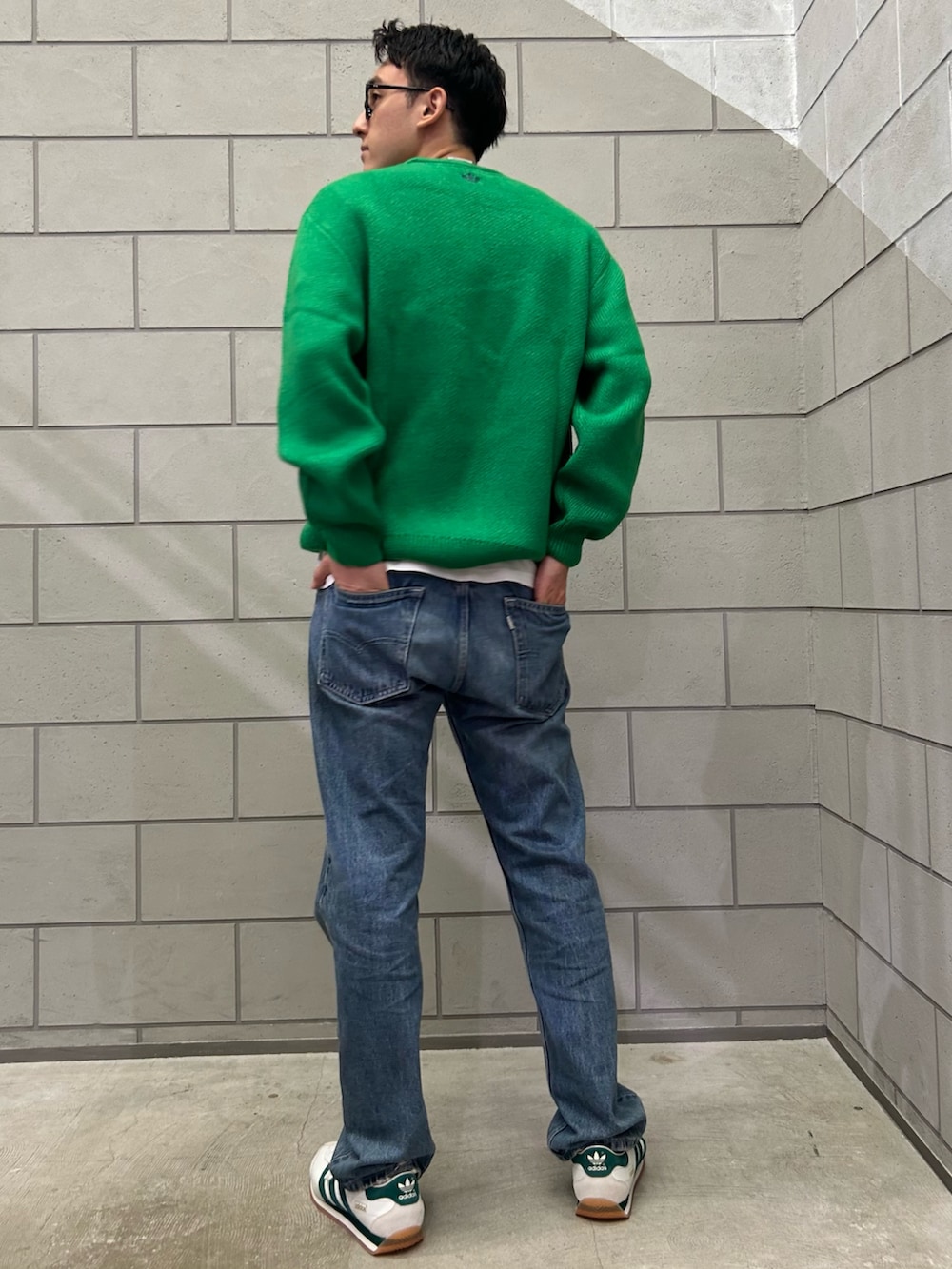 「スニーカー、ニット、セーター、adidas、アディダス、クルーネックセーター、adidas originals、カントリー、アディダスオリジナルス、70s」｜「adidasのアディダス オリジナルス 70s クルーネックセーター（ニット/セーター、グリーン系）」を使った、OSさん（メンズ・183cm）の秋コーディネートの2枚目の写真