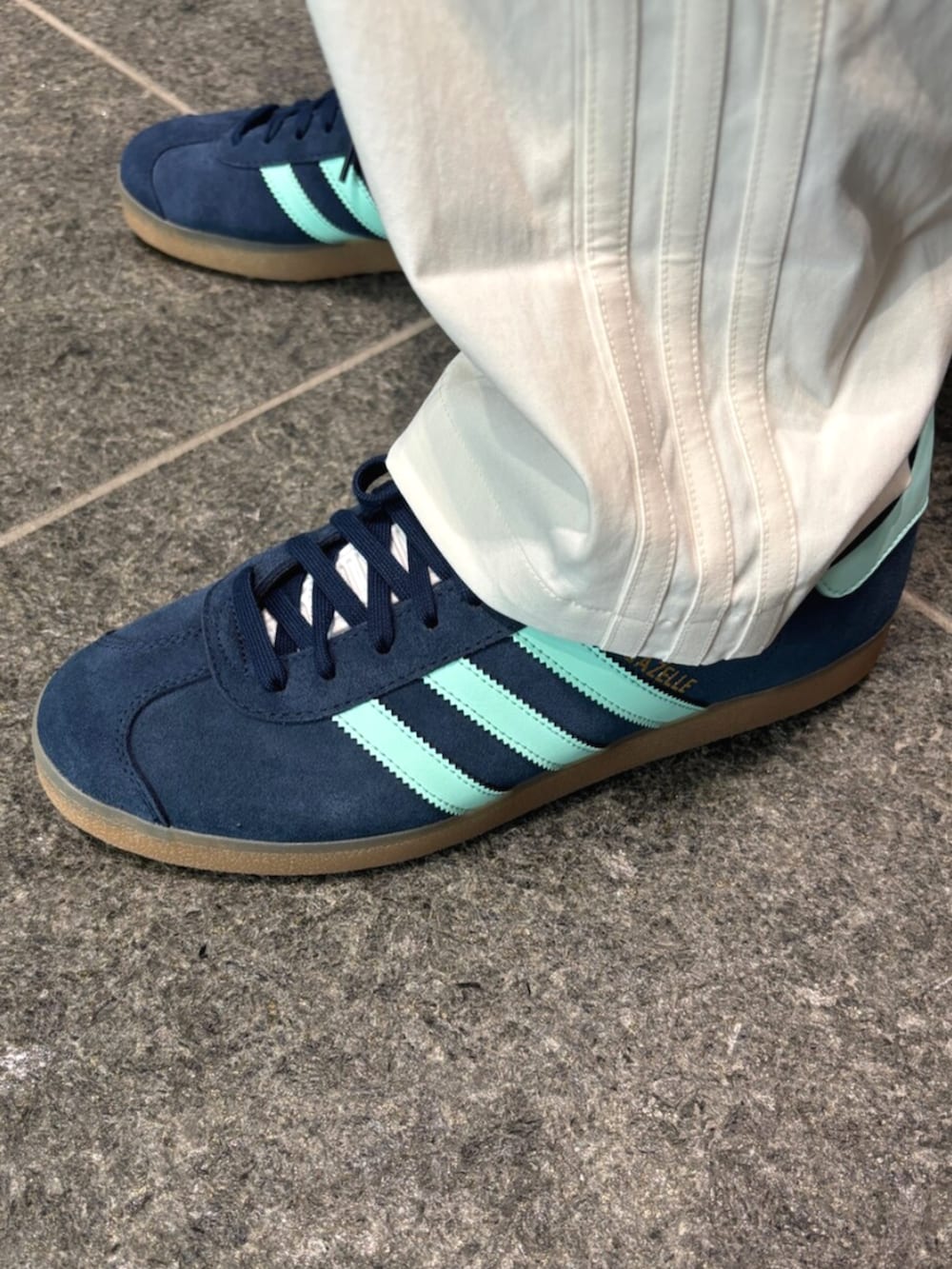 ブルー系のトップス、ホワイト系のその他パンツ、ブルー系のスニーカーを着用したメンズの冬コーディネートの2枚目の写真