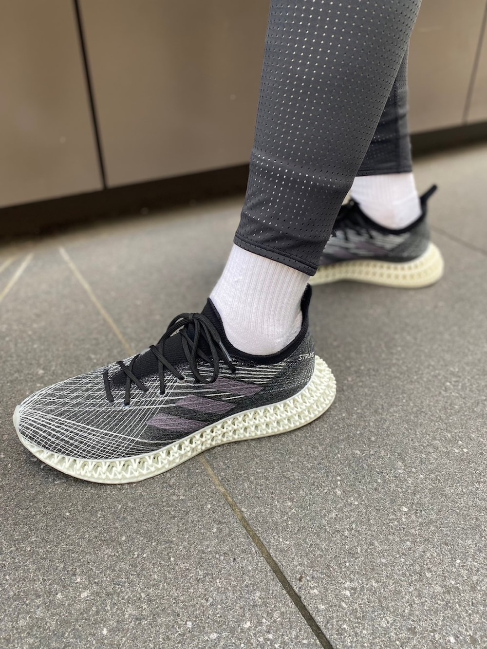 「スニーカー、adidas、アディダス、ショーツ、ランニング、長袖Tシャツ、パフォーマンス、アディゼロ、タイツ・レギンス、4DFWD」｜「adidasのオウン ザ ラン adidas Runners 長袖Tシャツ（ジェンダーニュートラル）（トップス、ブラック系）」を使った、OSさん（メンズ・183cm）の夏コーディネートの3枚目の写真