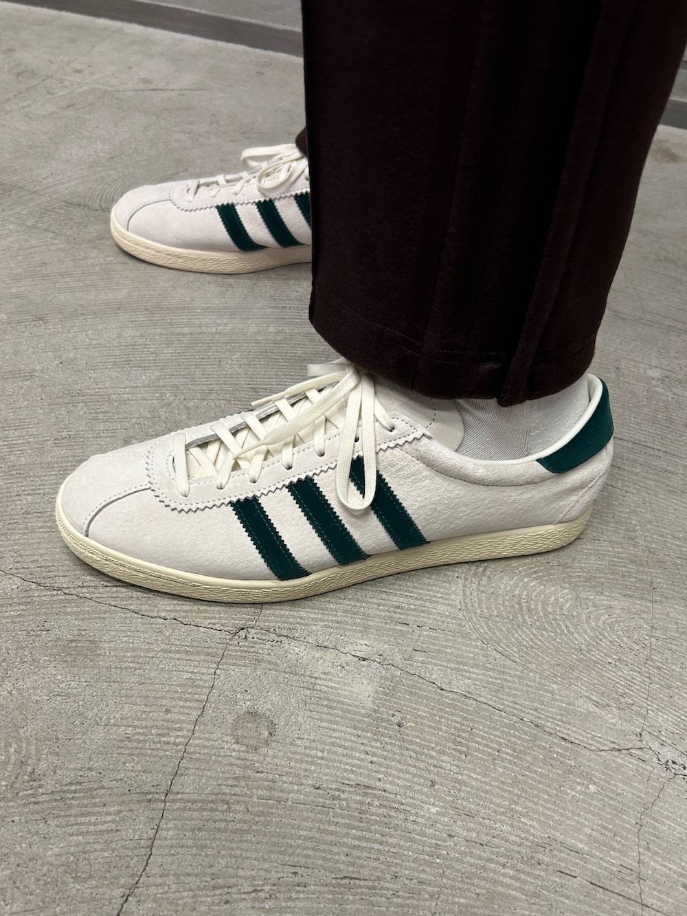 「スニーカー、セットアップ、adidas、ジャージ、アディダス、トラックパンツ、adidas originals、タバコ、アディダスオリジナルス、トラックトップ」｜「adidasのアーカイブ トラックトップ（ジャージ、ブラウン系）」を使った、OSさん（メンズ・183cm）の秋コーディネートの2枚目の写真