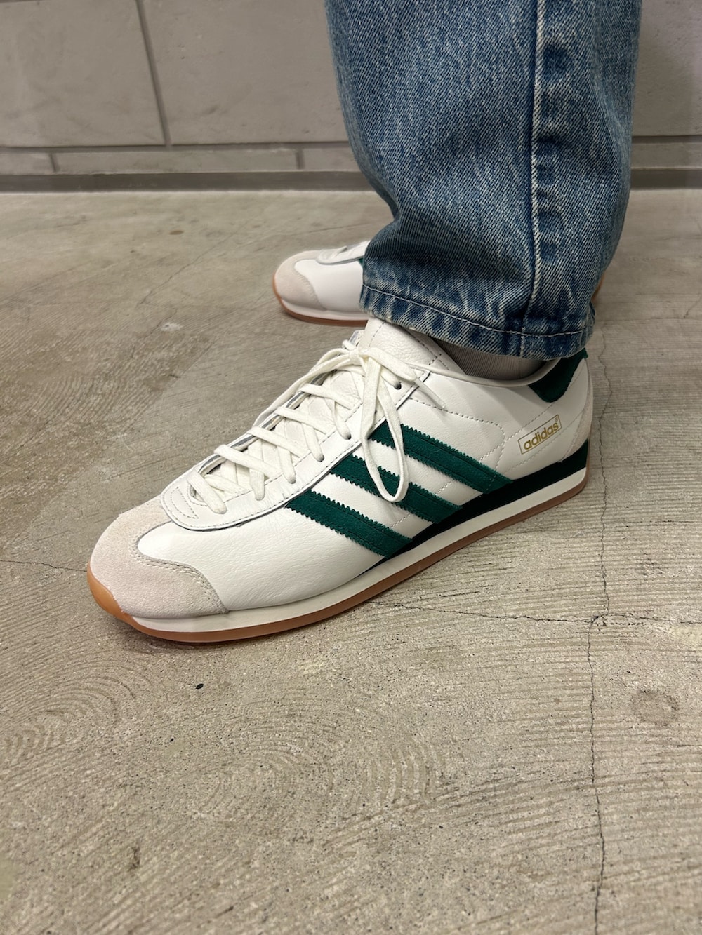 「スニーカー、ニット、セーター、adidas、アディダス、クルーネックセーター、adidas originals、カントリー、アディダスオリジナルス、70s」｜「adidasのアディダス オリジナルス 70s クルーネックセーター（ニット/セーター、グリーン系）」を使った、OSさん（メンズ・183cm）の秋コーディネートの3枚目の写真