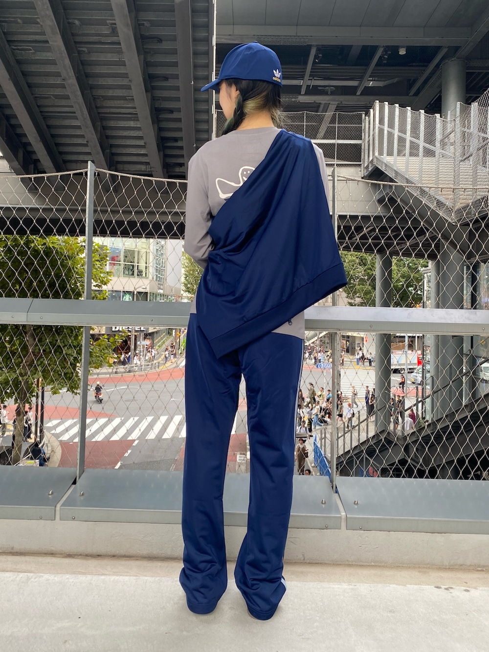 「スニーカー、セットアップ、adidas、ジャージ、トラックパンツ、adidas originals、トラックジャケット、ジャーマントレーナー、ベッケンバウアー、アディダススニーカー」｜「adidasのベッケンバウアートラックジャケット（ジェンダーニュートラル） / トラックトップ ジャージ / アディダスオリジナルス adidas Originals（ジャージ、ブルー系）」を使った、MRさん（レディース・168cm）の秋コーディネートの4枚目の写真