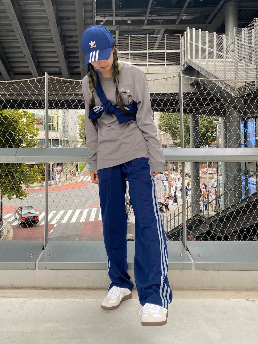 「スニーカー、セットアップ、adidas、ジャージ、トラックパンツ、adidas originals、トラックジャケット、ジャーマントレーナー、ベッケンバウアー、アディダススニーカー」｜「adidasのベッケンバウアートラックジャケット（ジェンダーニュートラル） / トラックトップ ジャージ / アディダスオリジナルス adidas Originals（ジャージ、ブルー系）」を使った、MRさん（レディース・168cm）の秋コーディネートの2枚目の写真