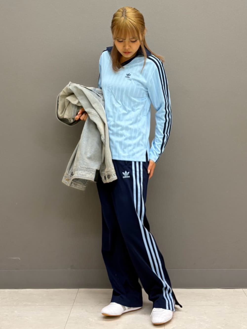 「デニム、デニムジャケット、adidas、アディダス、アディダス(adidas)、adidas originals、アディダスオリジナルス、テコンドー、TAEKWONDO、TAEKWONDO LACE」｜「adidasのAdilenium シーズン 3 2-In-1 デニムシャツジャケット（トップス、その他）」を使った、TMさん（レディース・158cm）の春コーディネートの2枚目の写真