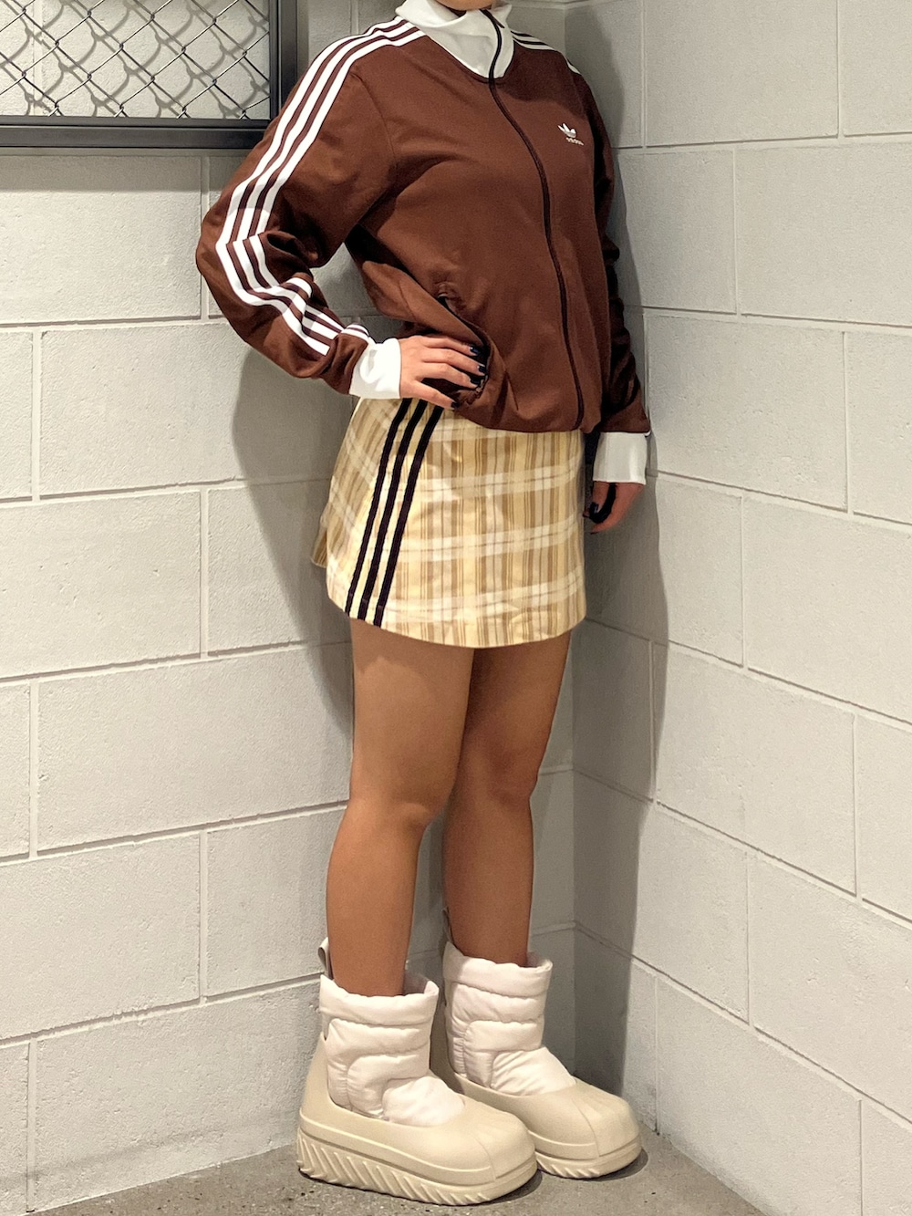 ブラウン系のジャージ、ベージュ系のスカート、ベージュ系のスニーカーを着用したレディースの秋コーディネートの3枚目の写真