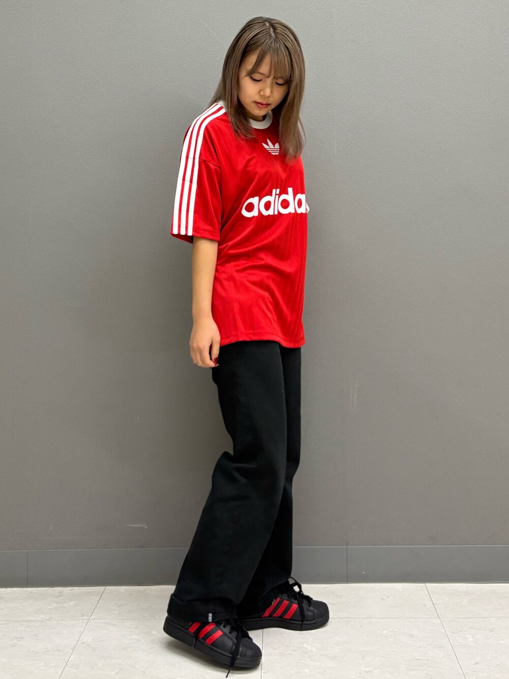「スニーカー、Tシャツ、adidas、アディダス、adidas originals、アディダスオリジナルス、半袖Ｔシャツ、スーパースター、アディカラー」｜「adidasのアディカラー 半袖Tシャツ / アディダスオリジナルス adidas Originals（Tシャツ/カットソー、レッド系）」を使った、TMさん（レディース・158cm）の春コーディネートの2枚目の写真