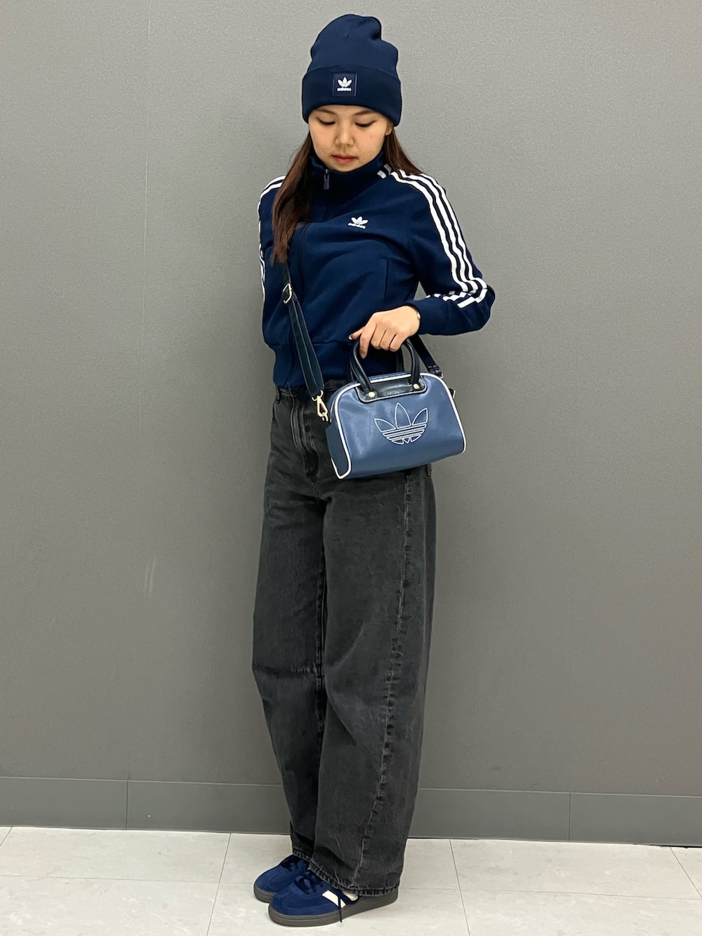 ブルー系のジャージ、ブルー系のスニーカー、ブルー系のショルダーバッグを着用したレディースの冬コーディネートの2枚目の写真