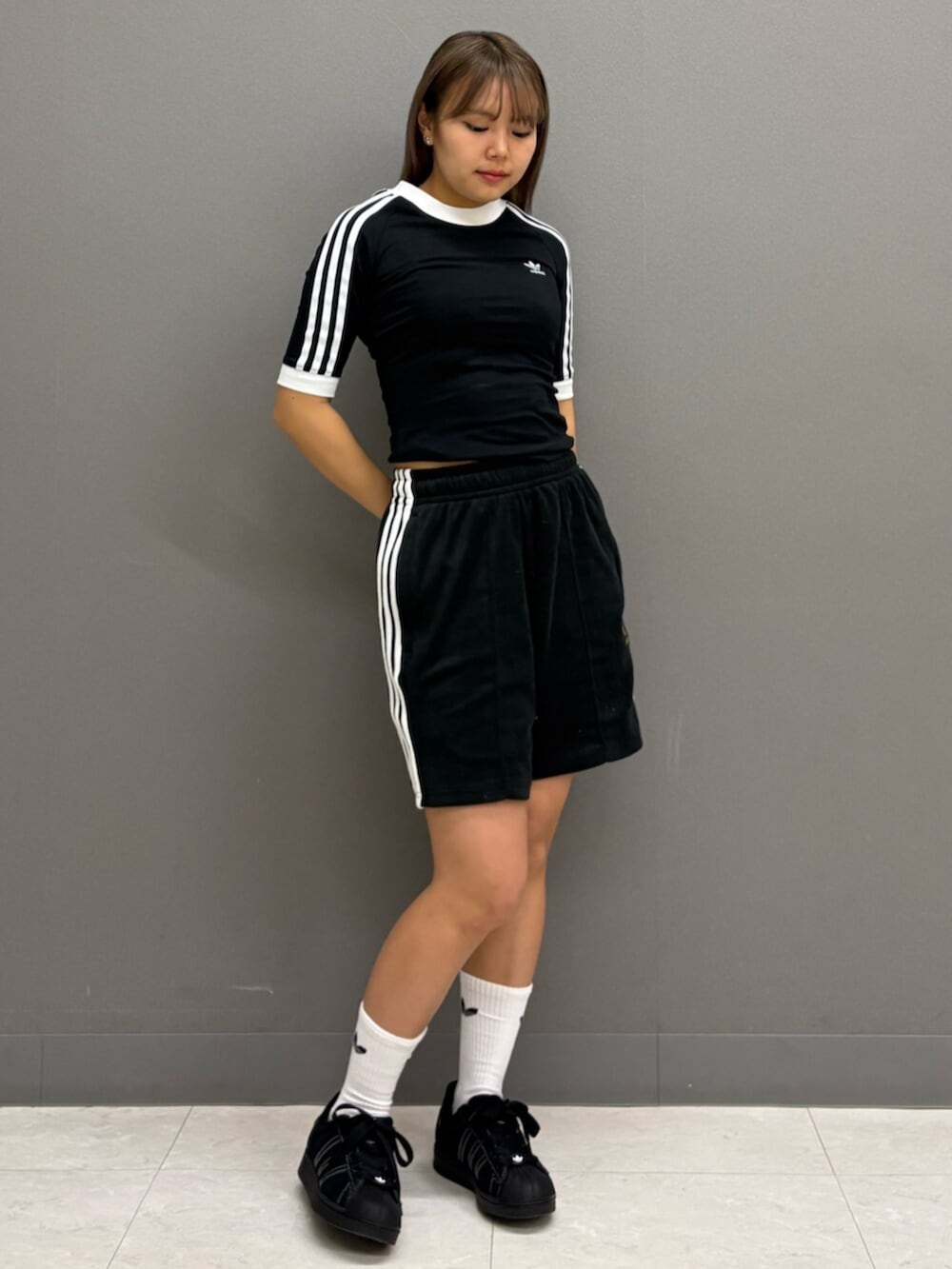 「スニーカー、Tシャツ、adidas、アディダス、ショーツ、adidas originals、アディダスオリジナルス、半袖Ｔシャツ、スーパースター、アディカラー」｜「adidasのトレフォイル クッション クルーソックス 3足組 / アディダスオリジナルス adidas Originals（ソックス/靴下、ホワイト系）」を使った、TMさん（レディース・158cm）の春コーディネートの2枚目の写真