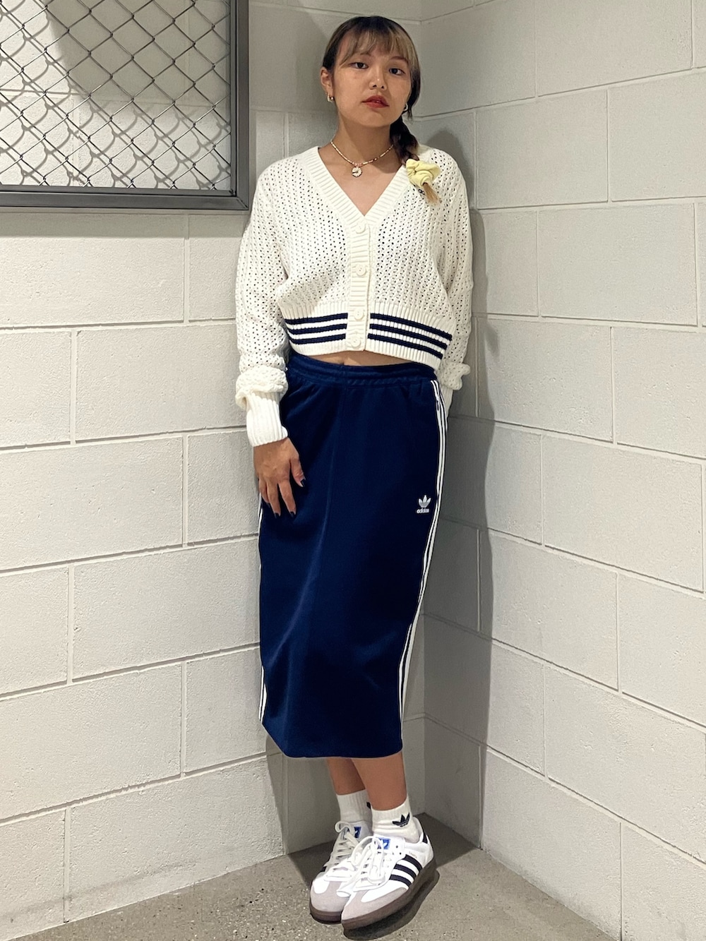 「スニーカー、スカート、ニットカーディガン、adidas、アディダス、adidas originals、アディダスオリジナルス、サンバ、ベッケンバウアー」｜「adidasのサンバ OG / SAMBA OG（シューズ、ホワイト系）」を使った、TMさん（レディース・158cm）の秋コーディネートの2枚目の写真