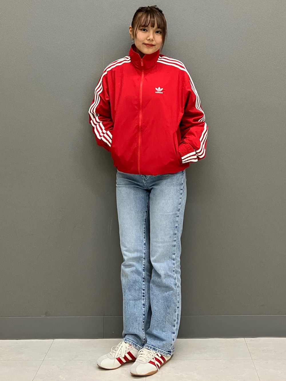 「レッド、adidas、アディダス、アディダス(adidas)、adidas originals、アディダスオリジナルス、レッドコーデ、アディダスジャージ、アディダススニーカー、アディダスコーデ」｜「adidasのアディカラー ウーブン ファイヤーバード トラックトップ（ジャージ） / トラックジャケット / アディダスオリジナルス adidas Originals（ナイロンジャケット、レッド系）」を使った、TMさん（レディース・158cm）の冬コーディネートの2枚目の写真