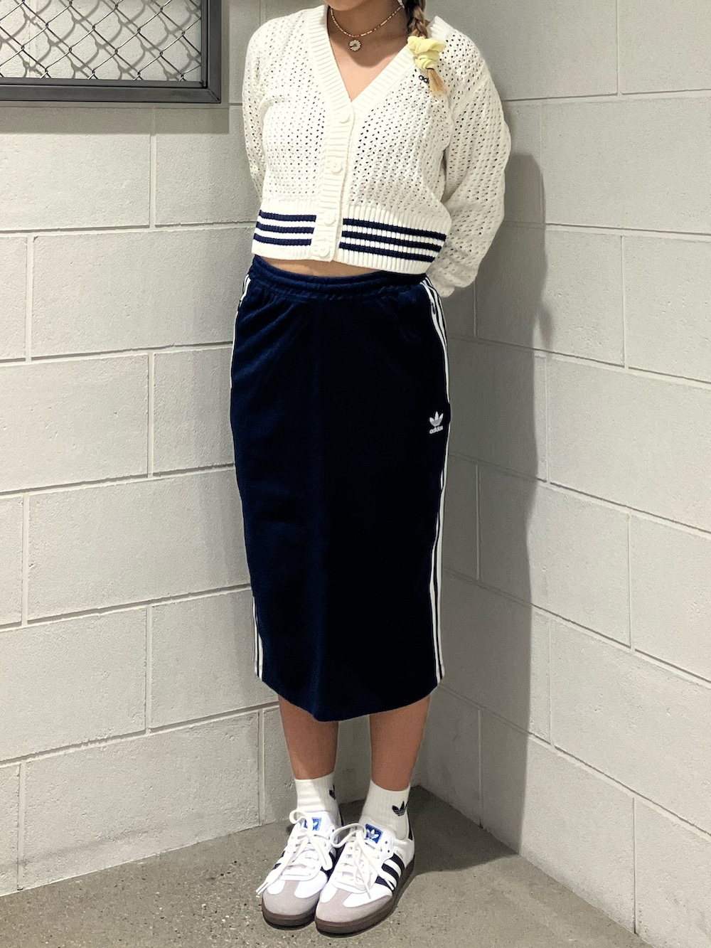 「スニーカー、スカート、ニットカーディガン、adidas、アディダス、adidas originals、アディダスオリジナルス、サンバ、ベッケンバウアー」｜「adidasのサンバ OG / SAMBA OG（シューズ、ホワイト系）」を使った、TMさん（レディース・158cm）の秋コーディネートの3枚目の写真