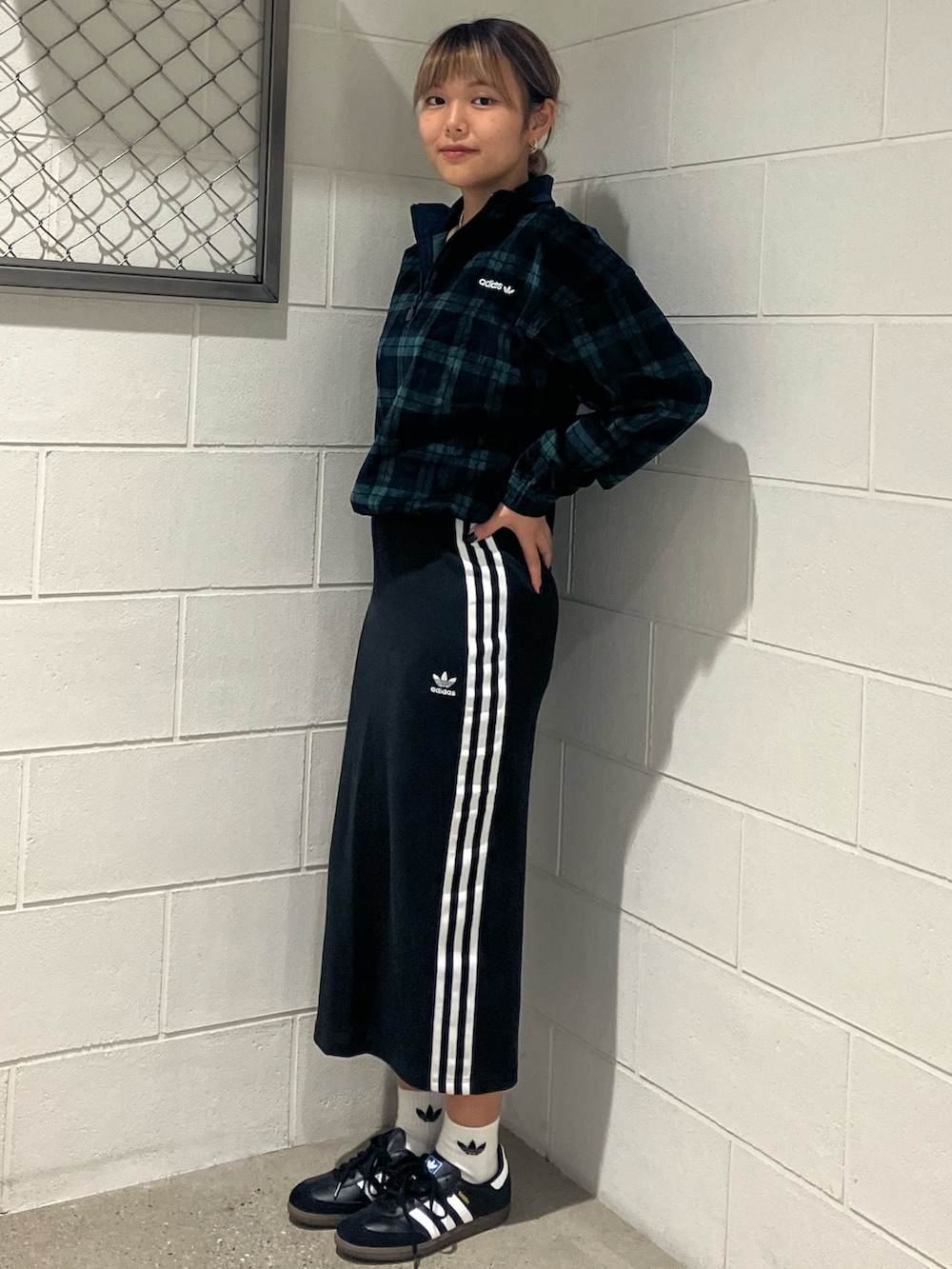「スニーカー、コーデュロイ、adidas、アディダス、ニットスカート、adidas originals、アディダスオリジナルス、サンバ、ハーフジップ、アディカラー」｜「adidasのコーデュロイ タータン ハーフジップトップ / アディダスオリジナルス adidas Originals（その他トップス、ブルー系）」を使った、TMさん（レディース・158cm）の秋コーディネートの2枚目の写真