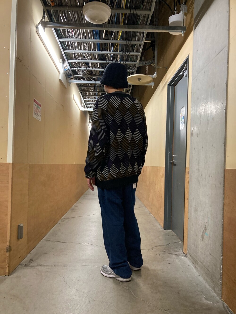 「FREDY&GLOSTER、40代ストリート、パパコーデ、野球観戦、GOOD ROCK SPEED、Dickies、Queen、マイナーリーグ、大谷翔平、クロシェ、春服デビュー宣言、diskUNION」｜「GLOSTERの【GLOSTER/グロスター】幾何学柄 Vネック ジオメトリック柄 レトロカーディガン（カーディガン/ボレロ、ブラック系）」を使った、真矢（也）さん（メンズ・176cm）の春コーディネートの2枚目の写真